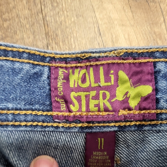 Hollister- EUC - Low Rise, Wide Leg, Medium Wash,  Distressed Look, Size 11 - Picture 6 of 6